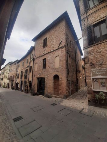 casa indipendente in vendita a Spello