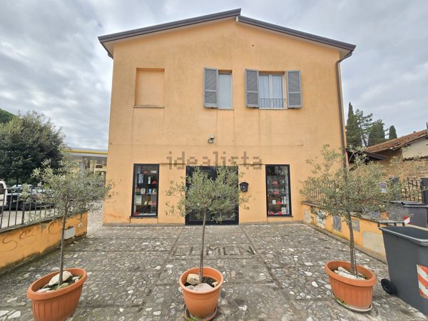 locale commerciale in vendita a Spello