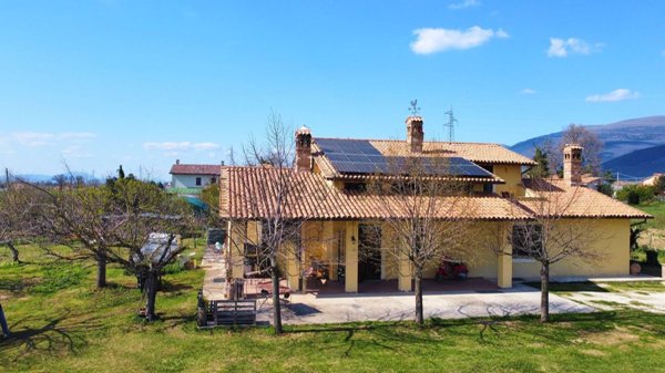 casa indipendente in vendita a Spello in zona Acquatino