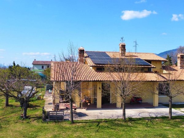 casa indipendente in vendita a Spello in zona Acquatino