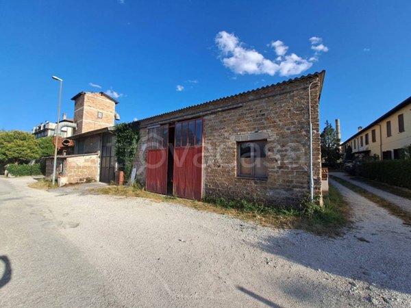 capannone in vendita a Spoleto in zona Morgnano