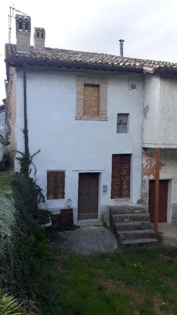 casa semindipendente in vendita a Spoleto in zona Baiano