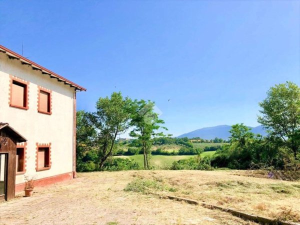 casa indipendente in vendita a Spoleto in zona Uncinano