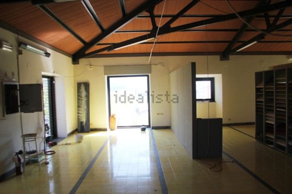locale commerciale in vendita a Spoleto