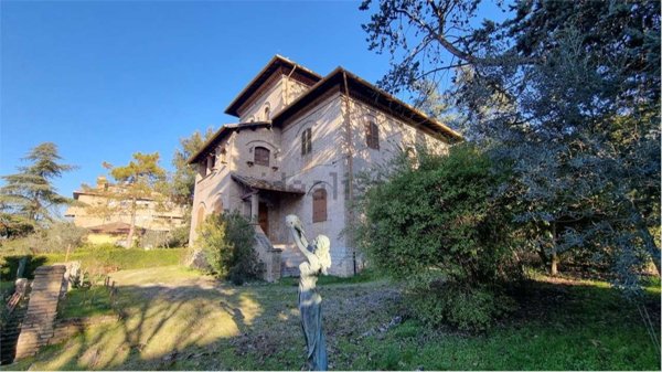 casa indipendente in vendita a Spoleto