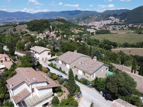 appartamento in vendita a Spoleto in zona Collerisana