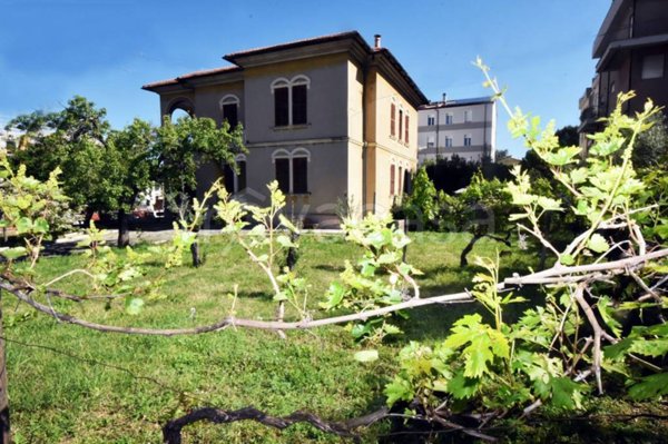 casa indipendente in vendita a Spoleto