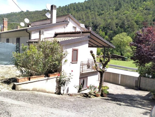 casa indipendente in vendita a Spoleto