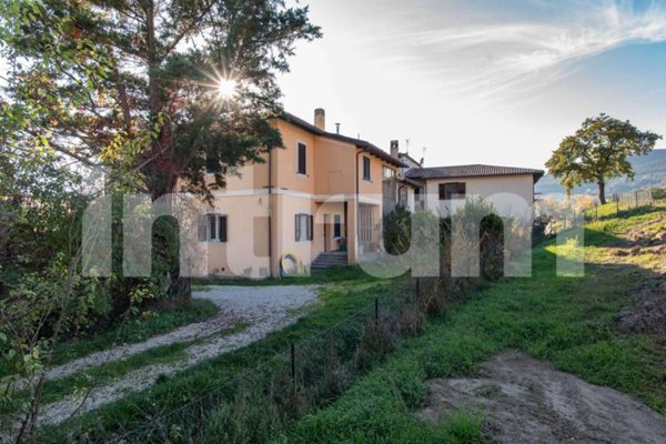 casa indipendente in vendita a Spoleto