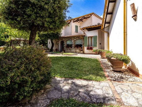 casa indipendente in vendita a Spoleto in zona Vallocchia