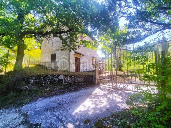 casa indipendente in vendita a Spoleto in zona Rubbiano
