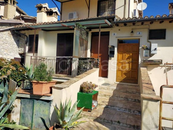 casa indipendente in vendita a Spoleto