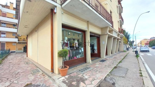 locale commerciale in vendita a Spoleto