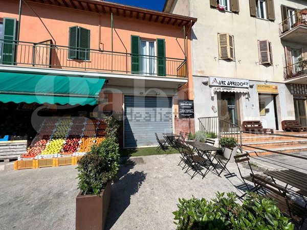 locale commerciale in vendita a Spoleto