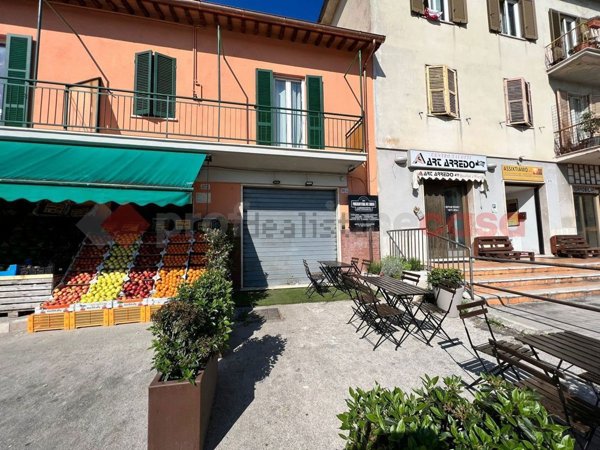locale commerciale in vendita a Spoleto