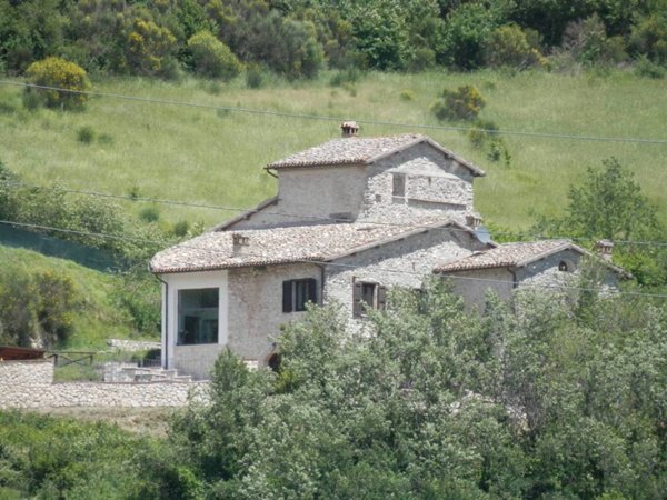 casa indipendente in vendita a Spoleto in zona Pompagnano