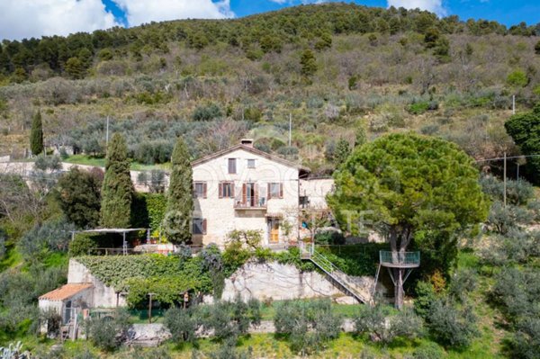 casa indipendente in vendita a Spoleto