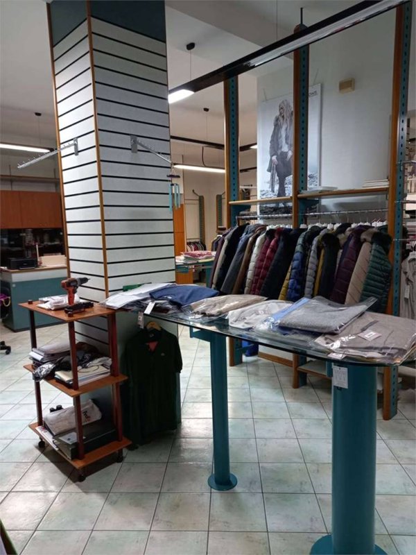 negozio in vendita a Spoleto in zona Baiano