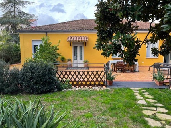 casa indipendente in vendita a Spoleto