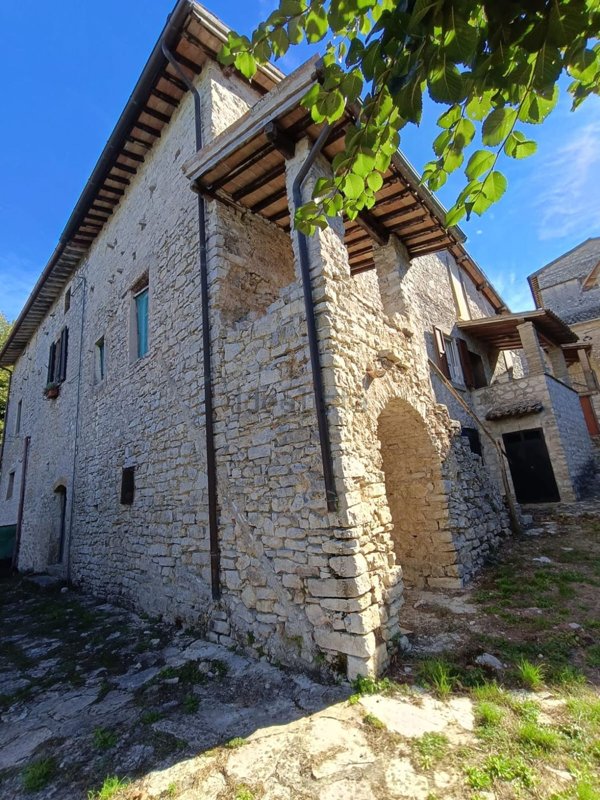 quadrivano in vendita a Spoleto in zona Ancaiano