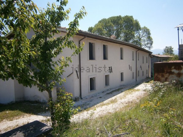 casa indipendente in vendita a Spoleto
