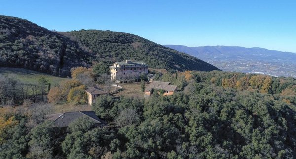 casa indipendente in vendita a Spoleto