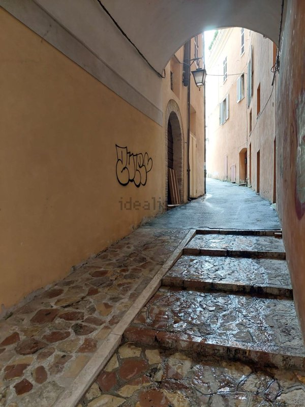 locale commerciale in vendita a Spoleto