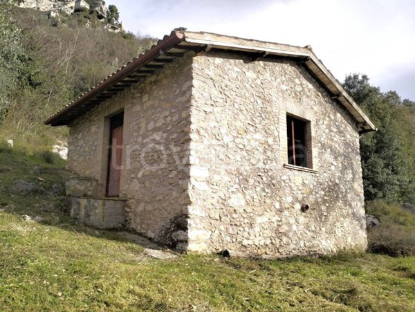 locale commerciale in vendita a Spoleto in zona Ancaiano