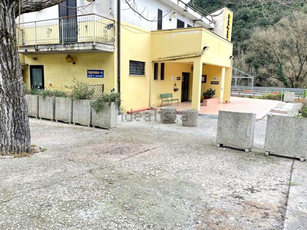 locale commerciale in vendita a Spoleto