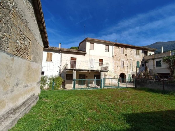 casa indipendente in vendita a Spoleto