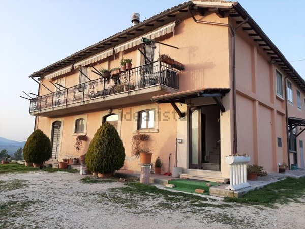 casa indipendente in vendita a Spoleto