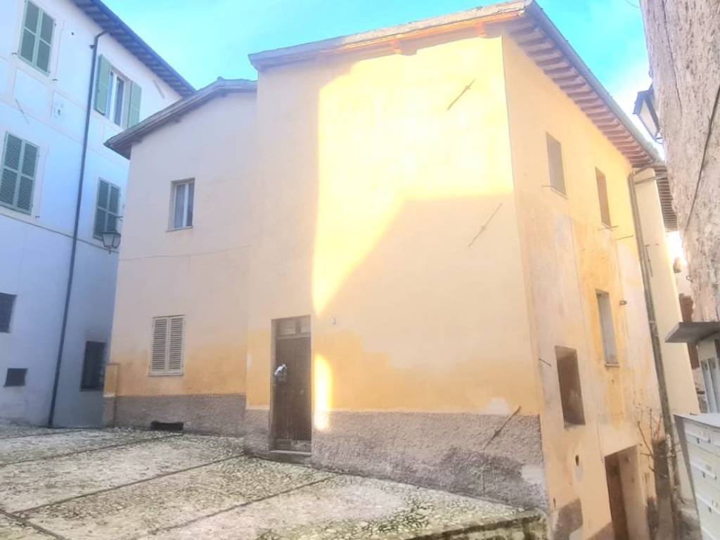 casa indipendente in vendita a Spoleto