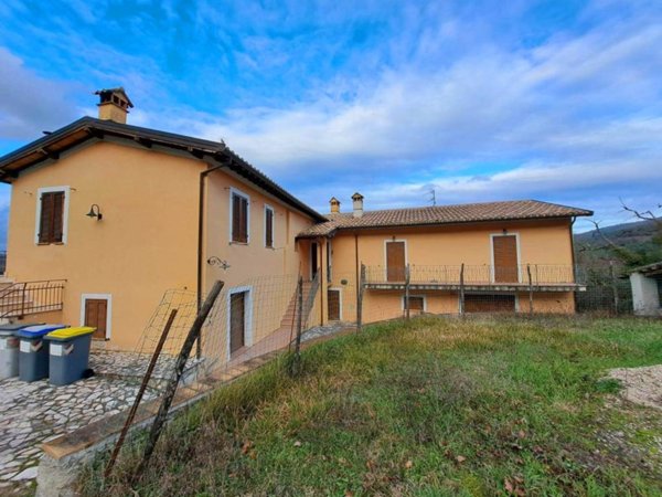 casa indipendente in vendita a Spoleto in zona Baiano