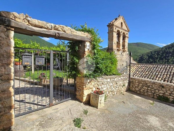 casa indipendente in vendita a Spoleto in zona Vallocchia