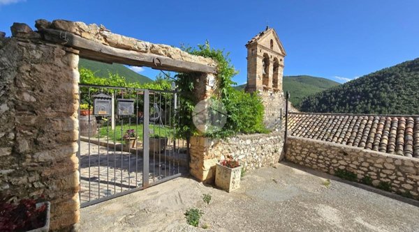 casa indipendente in vendita a Spoleto in zona Bazzano Superiore