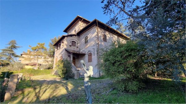 casa indipendente in vendita a Spoleto