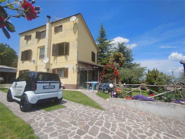 casa indipendente in vendita a Spoleto