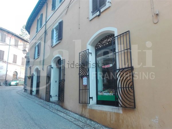 locale commerciale in vendita a Spoleto