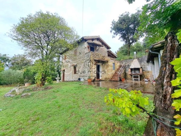 casa indipendente in vendita a Spoleto in zona Rubbiano