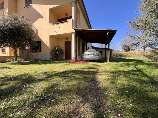 casa indipendente in vendita a Spoleto
