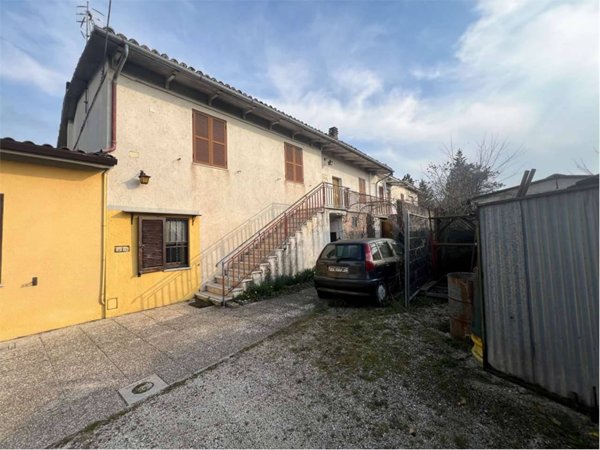 appartamento in vendita a Spoleto in zona Beroide