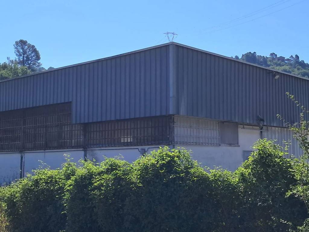 locale commerciale in vendita a Spoleto in zona Strettura
