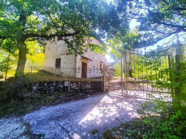 quadrivano in vendita a Spoleto in zona Rubbiano