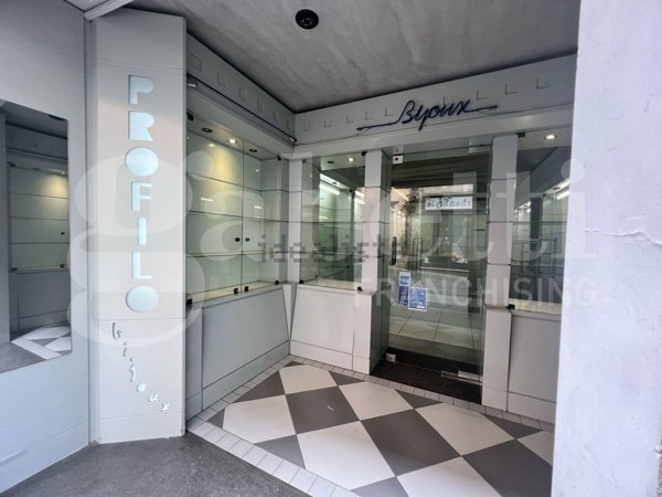 locale commerciale in vendita a Spoleto