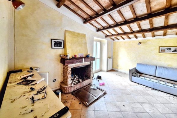 casa indipendente in vendita a Spoleto in zona Bazzano Superiore