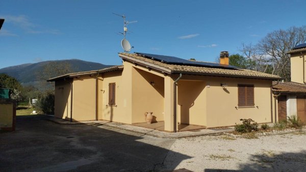 casa indipendente in vendita a Spoleto