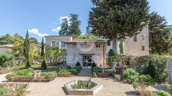 casa indipendente in vendita a Spoleto