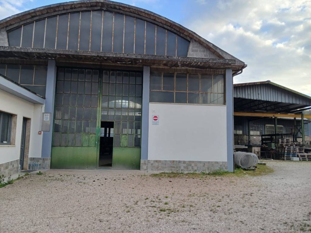 locale di sgombero in vendita a Spoleto