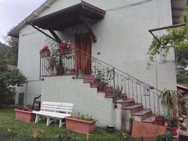 casa indipendente in vendita a Spoleto in zona Bazzano Superiore