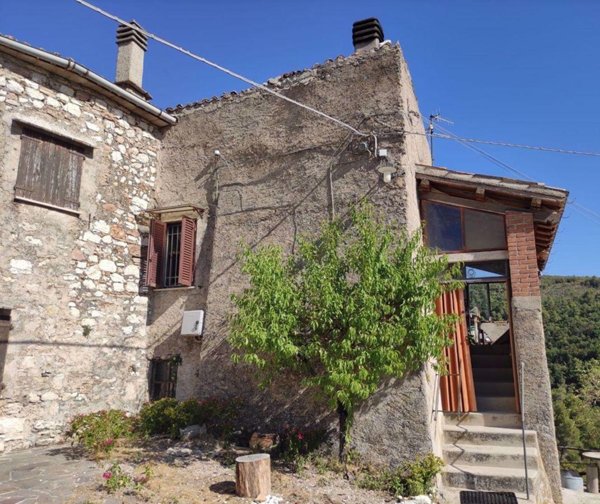 casa indipendente in vendita a Spoleto